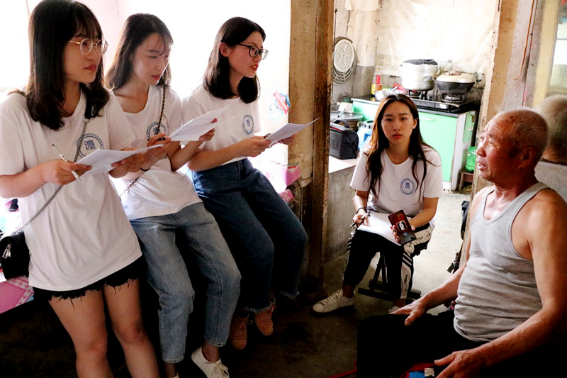 0-4团队成员进入任希平老人家中与其亲切的交谈.jpg 0-4团队成员进入任希平老人家中与其亲切的交谈.jpg