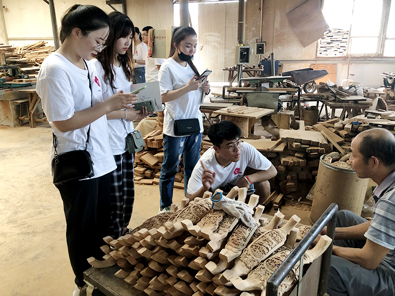 0-2实践队员向雕刻师傅进行学习.jpg 0-2实践队员向雕刻师傅进行学习.jpg