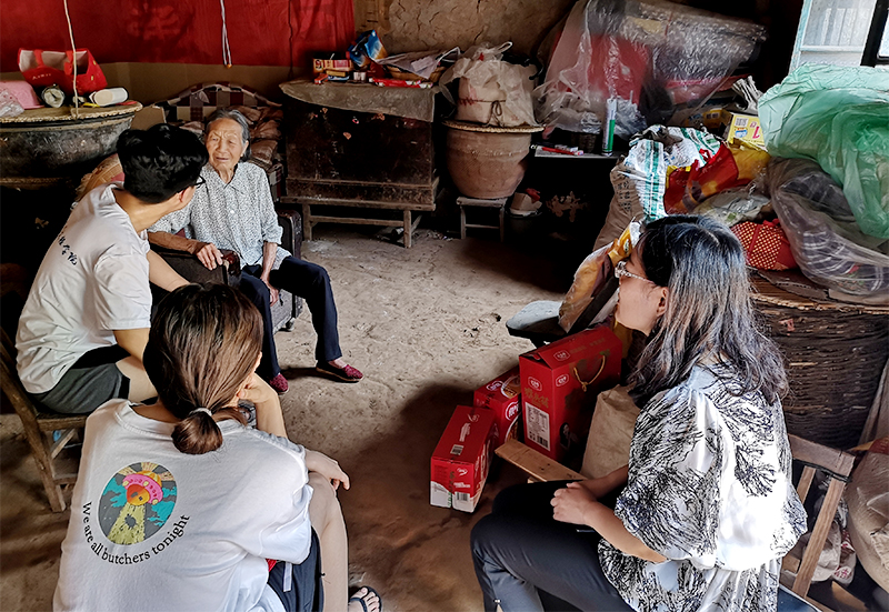 0-4”启明“团队看望高桥村贫困户并送上温暖,与老人亲切交谈.jpg 0-4”启明“团队看望高桥村贫困户并送上温暖,与老人亲切交谈.jpg